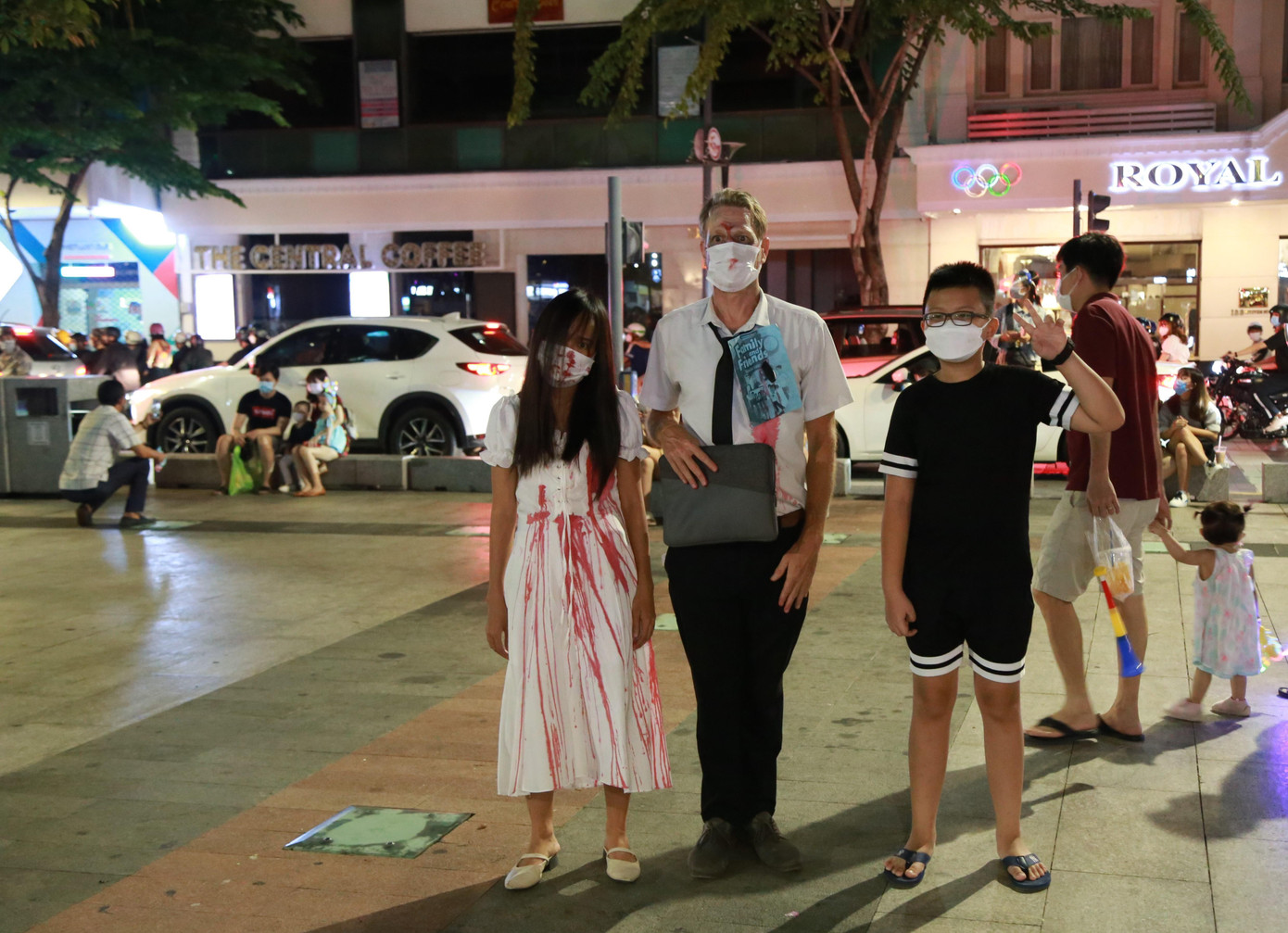 Vị khách Tây cùng em nhỏ cũng cosplay đáng sợ không kém.