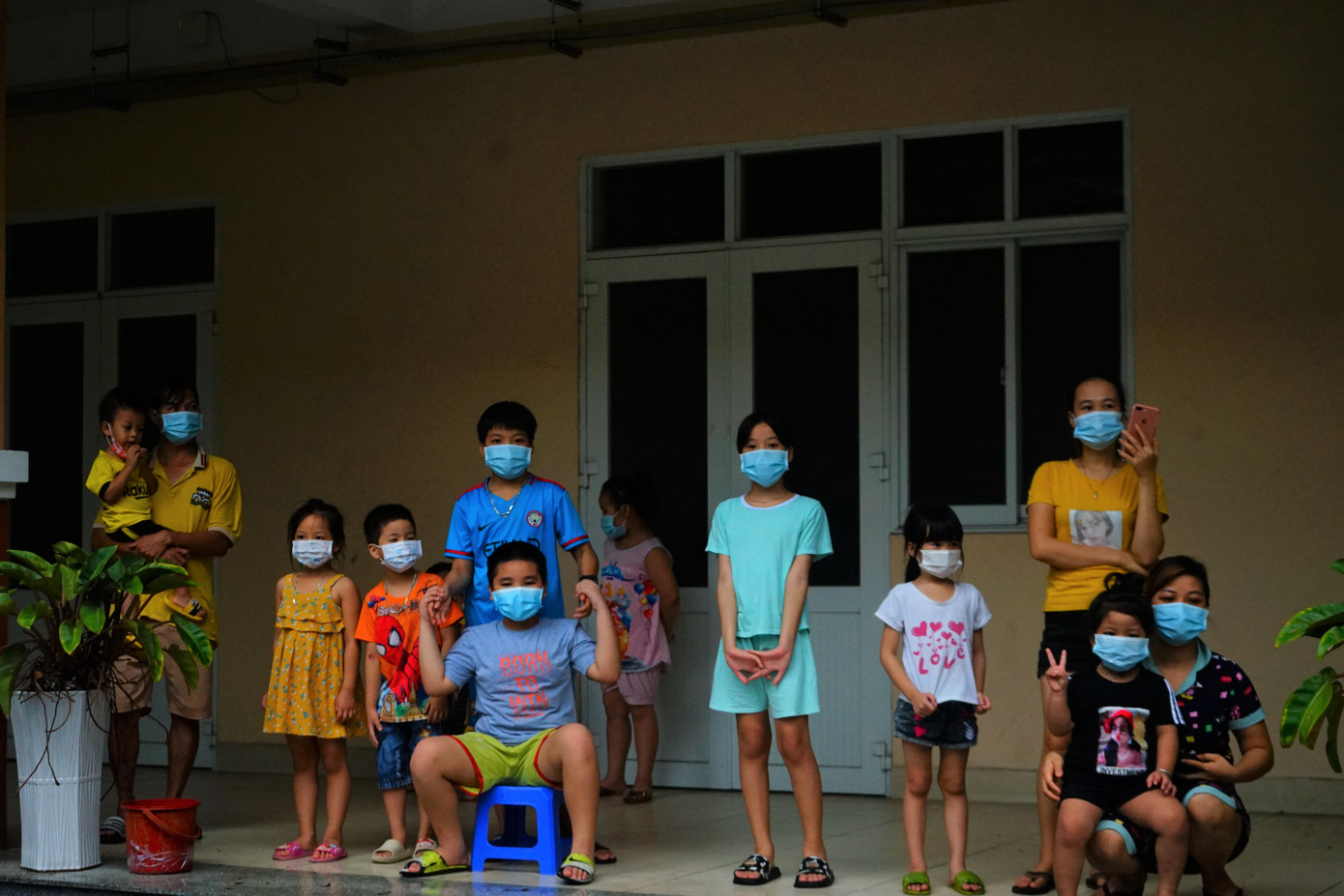 Khu cách ly Trường THPT Bình Chiểu (TP. Thủ Đức) hiện thu dung, điều trị hơn 400 bệnh nhân F0 và người nhà, trong đó có hơn 60 em thiếu nhi.