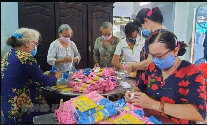 Những chiếc băng đô vải này sẽ giúp đội ngũ y tế đỡ đau tai khi phải mang khẩu trang làm việc cả ngày (Ảnh: CLB Tri thức trẻ Bến Tre) Những chiếc băng đô vải này sẽ giúp đội ngũ y tế đỡ đau tai khi phải mang khẩu trang làm việc cả ngày (Ảnh: CLB Tri thức trẻ Bến Tre)