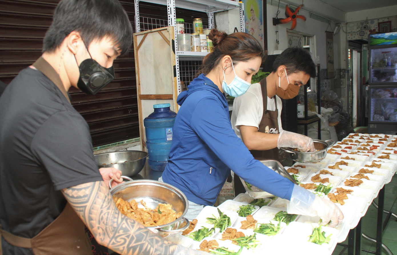 Anh Ninh Đức Mạnh cùng các cộng sự chuẩn bị bữa ăn trưa cho người dân các nơi trên địa bàn quận 10 và những khu vực lân cận. Anh Ninh Đức Mạnh cùng các cộng sự chuẩn bị bữa ăn trưa cho người dân các nơi trên địa bàn quận 10 và những khu vực lân cận.