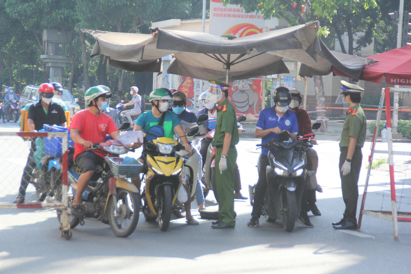 Tình trạng người đi đường khá đông diễn ra trên đường Võ Thị Sáu, quận 3 vào sáng 12/8.