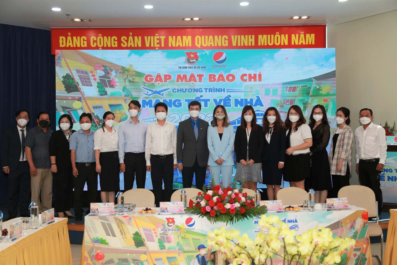 Đại diện BTC và các đơn vị đồng hành chụp ảnh lưu niệm tại buổi lễ - Ảnh: Ngô Tùng