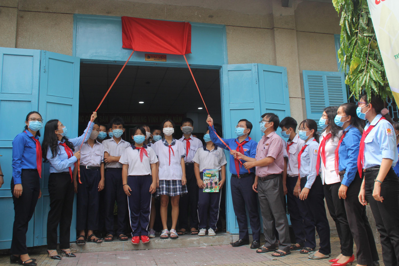 Đoàn công tác thực hiện nghi thức khánh thành công trình phòng sinh hoạt cộng đồng tại Làng Thiếu niên Thủ Đức