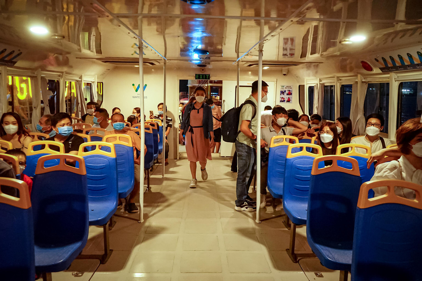 Đúng 18h, toàn bộ các ghế ngồi trên khoang tàu buýt sông gần kín người và bắt đầu xuất phát từ bến Bạch Đằng (quận 1).