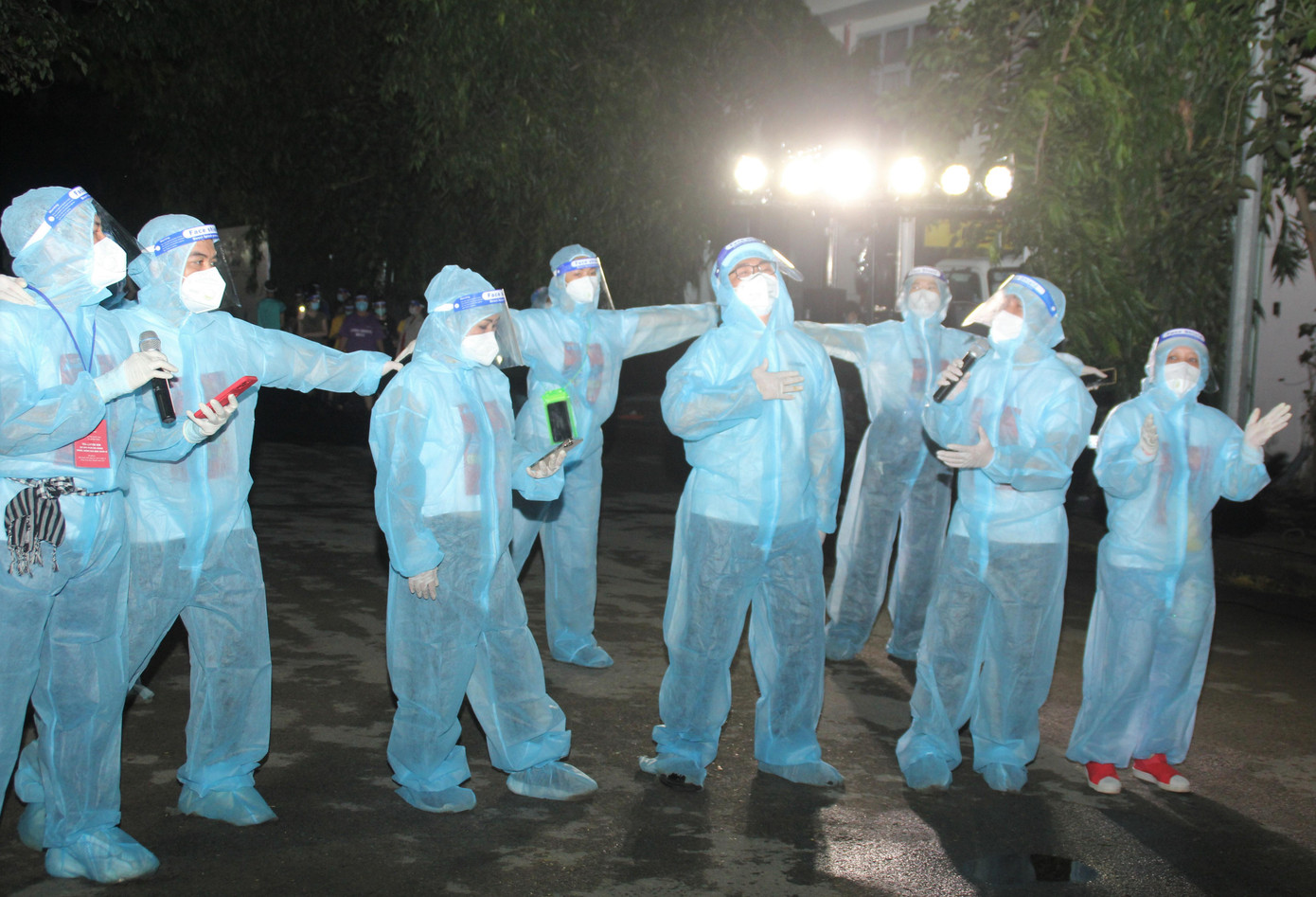 MC Quỳnh Hoa, trưởng nhóm tình nguyện viên nghệ sỹ Nhà Văn hóa Thanh niên cho biết đến nay nhóm đã tham gia biểu diễn tại hơn 10 bệnh viện dã chiến, thu dung điều trị COVID-19 trên địa bàn thành phố trong nhiều ngày qua. Những ngày tới, nhóm nghệ sỹ tiếp tục đến với các bệnh viện tuyến đầu khác để tiếp tục động viên, cổ vũ đội ngũ thầy thuốc, bệnh nhân trong những ngày dịch bệnh căng thẳng.