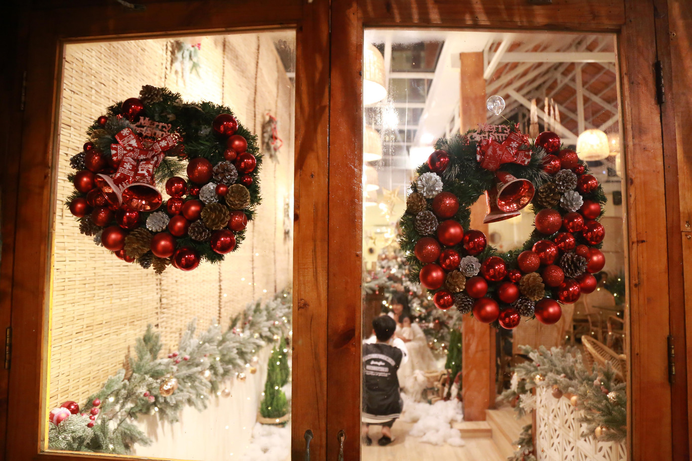 Quán cà phê trên đường Trần Quý Khoách (phường Tân Định, quận 1) là một trong những nơi sắp đặt, trang trí Giáng sinh khá sớm để đón chào mùa lễ hội cuối năm.