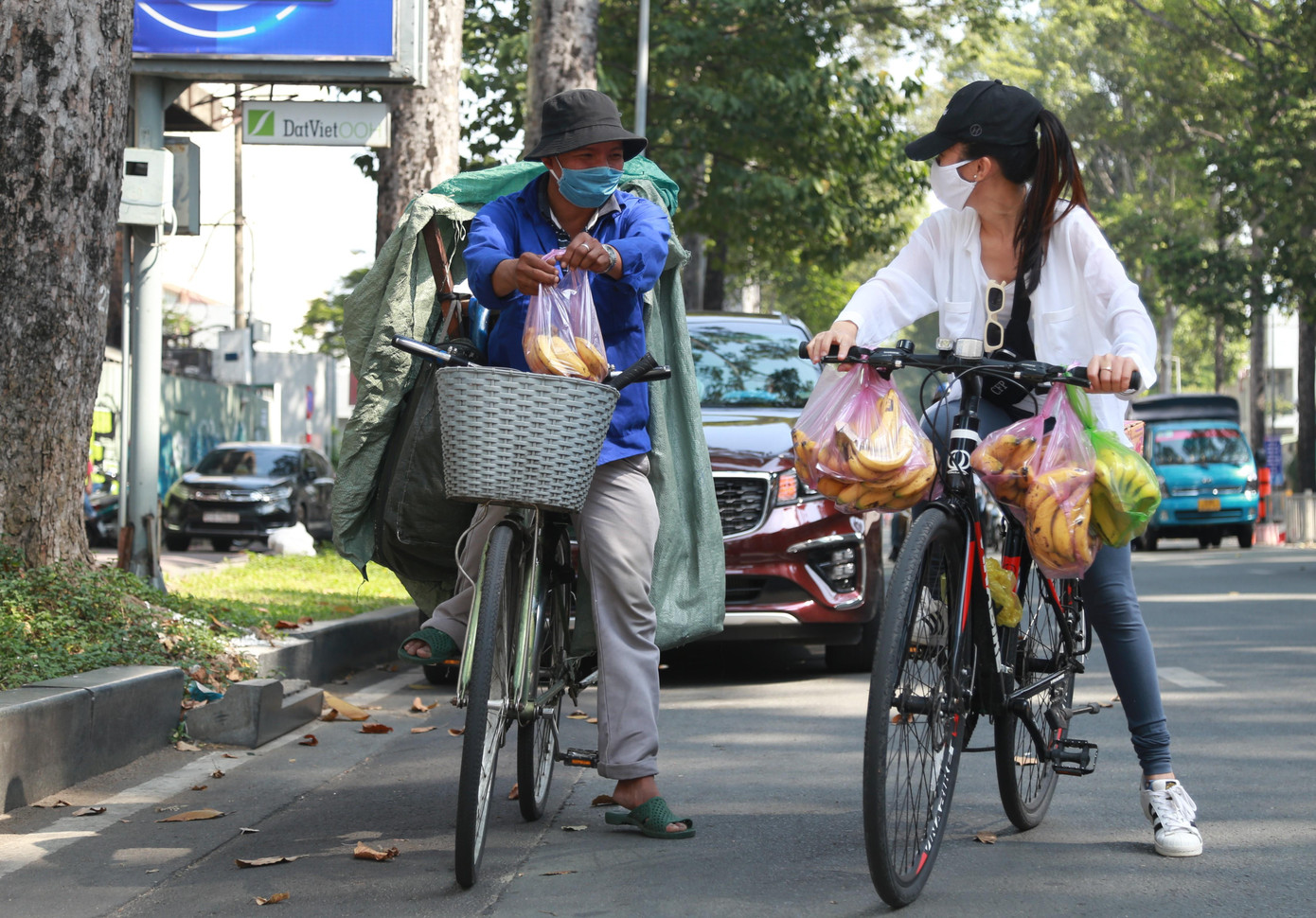 "Mình giúp những người khó khăn. Khi muốn giúp ai, mình sẽ theo sát họ để tâm sự, ghi lại bằng video cuộc sống, hoạt động của họ để người khác thấy được và đồng cảm với mình", Ly nói về những trường hợp mà cô sẽ giúp đỡ thêm sau đó, ngoài phần quà nhỏ ban đầu.