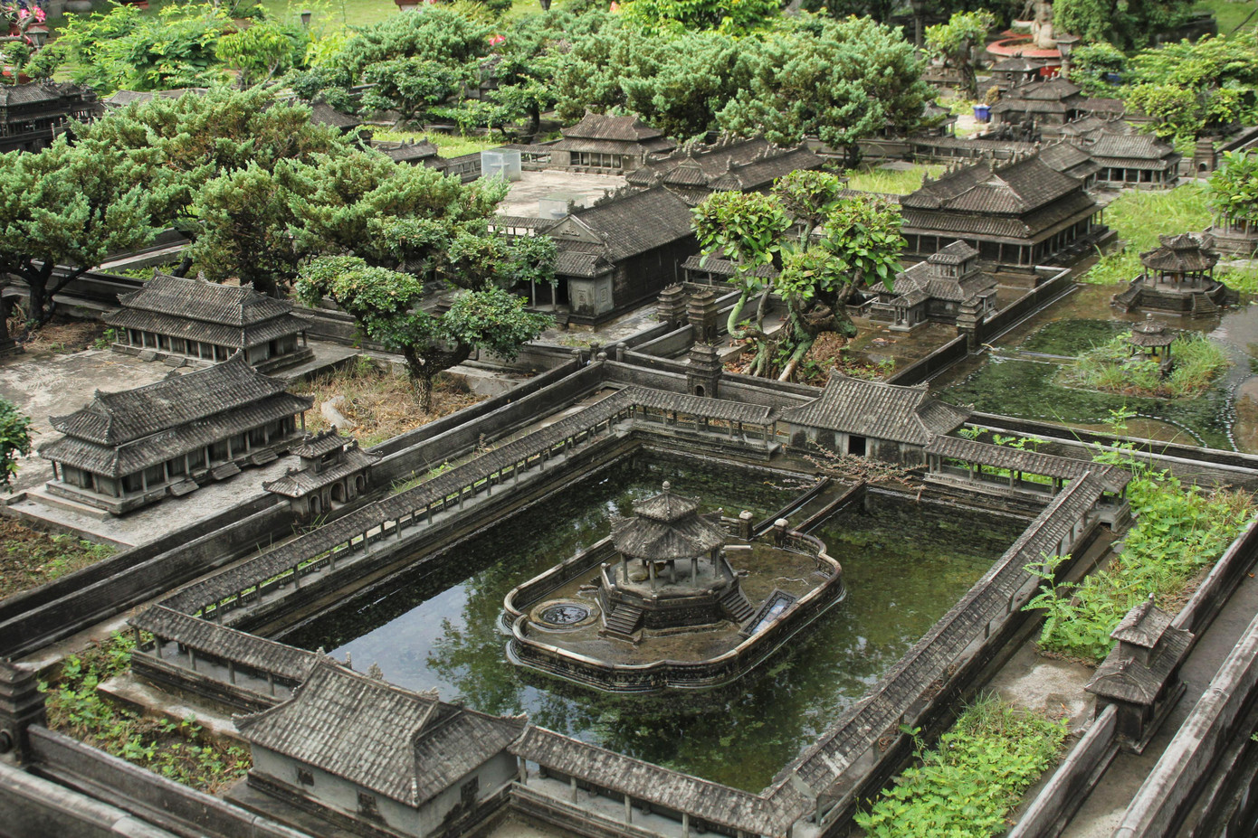 Các công trình kiến trúc đặc trưng của Huế như chùa Thiên Mụ, Hoàng thành, sông Hương, cầu Tràng Tiền... được phục dựng thu nhỏ với tỷ lệ 1/700. Vốn có truyền thống làm nghề thủ công, TS. Nguyễn Thanh Tùng cùng các thành viên trong gia đình đã cùng nhau xây đắp nên "Huế thu nhỏ" ngay tại Sài Gòn trong thời gian 7 năm.