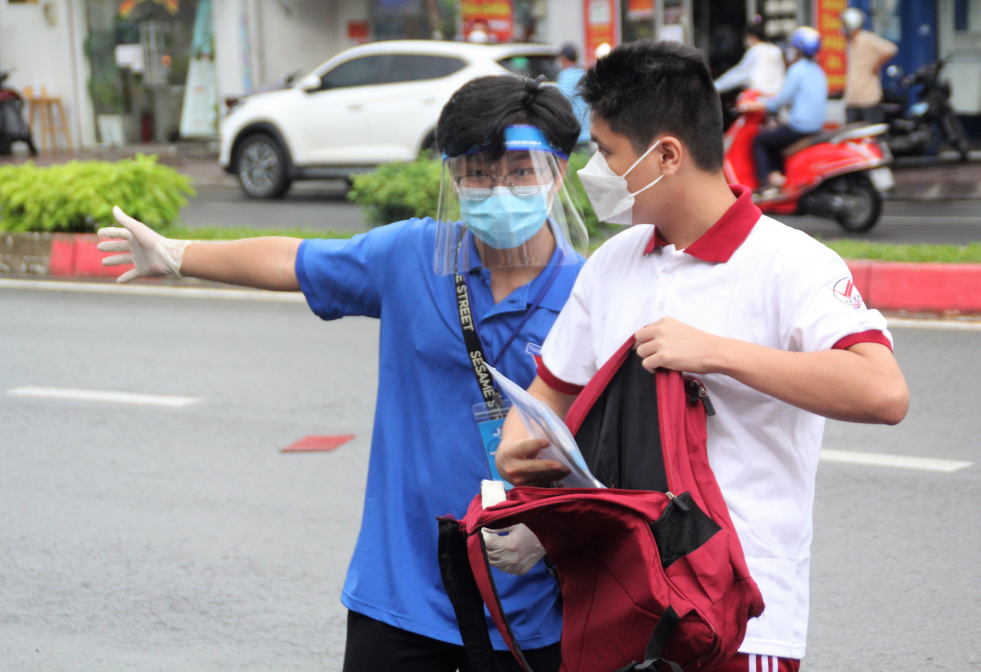 Bạn trẻ trực chốt điều tiết, hướng dẫn thí sinh tại điểm thi THCS Trần Quốc Toản (TP. Thủ Đức)