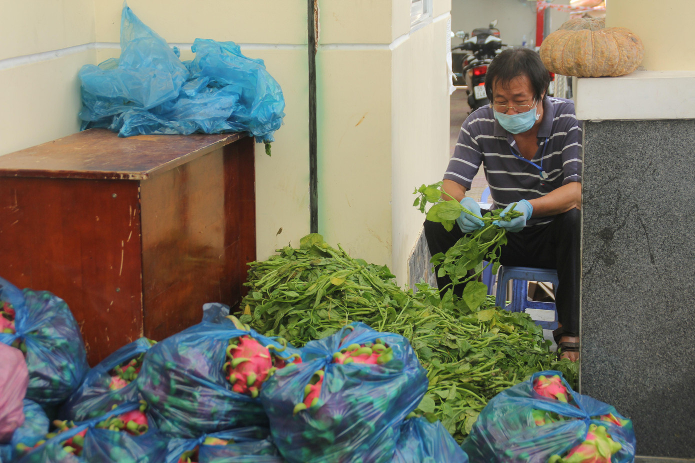 Nông sản trước khi gửi đến bà con cũng được chọn lọc nhằm đảm bảo không bị hư. Nông sản trước khi gửi đến bà con cũng được chọn lọc nhằm đảm bảo không bị hư.