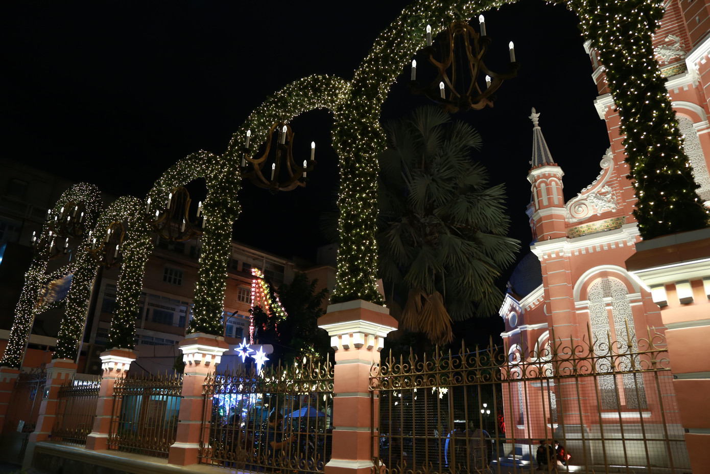 Mặt tiền nhà thờ được trang trí với điểm nhấn là các chùm đèn nến đặt giữa các mái vòm phủ kín đèn LED.