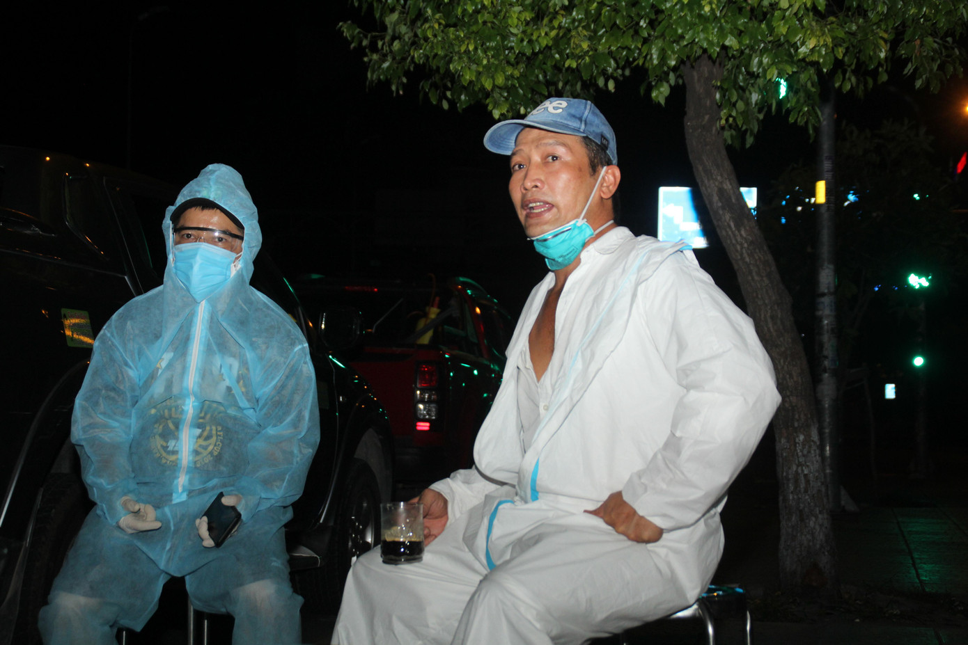 Là một trong những thành viên kỳ cựu của nhóm nhóm Oxy Sài Gòn, anh Lê Hoàng Việt (ngụ quận 4) tham gia hoạt động cùng anh em từ cuối tháng 7 đến nay. Bản thân anh cũng dùng chiếc xe cá nhân của mình và bỏ tiền túi đổ xăng phục vụ các chuyến xe tiếp sức oxy cho bệnh nhân. “Anh em ở đây ai cũng tham gia bằng cái tâm thiện nguyện. Không phải kể công nhưng thực tế công việc vất vả diễn ra từ sáng đến đêm. Nhiều lúc cầm điện thoại lên là thấy người ta kêu cứu rồi, mình không cầm lòng được, buộc phải đi suốt. Hành trình sẽ kết thúc khi bình trên xe hết, hoặc trên hotline hết báo “đơn” thì mới về nhà”, anh Hoàng Việt chia sẻ trong lúc tranh thủ uống vội ly cà phê để giữ tỉnh táo trong ca làm việc nhiều giờ liền. Là một trong những thành viên kỳ cựu của nhóm nhóm Oxy Sài Gòn, anh Lê Hoàng Việt (ngụ quận 4) tham gia hoạt động cùng anh em từ cuối tháng 7 đến nay. Bản thân anh cũng dùng chiếc xe cá nhân của mình và bỏ tiền túi đổ xăng phục vụ các chuyến xe tiếp sức oxy cho bệnh nhân. “Anh em ở đây ai cũng tham gia bằng cái tâm thiện nguyện. Không phải kể công nhưng thực tế công việc vất vả diễn ra từ sáng đến đêm. Nhiều lúc cầm điện thoại lên là thấy người ta kêu cứu rồi, mình không cầm lòng được, buộc phải đi suốt. Hành trình sẽ kết thúc khi bình trên xe hết, hoặc trên hotline hết báo “đơn” thì mới về nhà”, anh Hoàng Việt chia sẻ trong lúc tranh thủ uống vội ly cà phê để giữ tỉnh táo trong ca làm việc nhiều giờ liền.