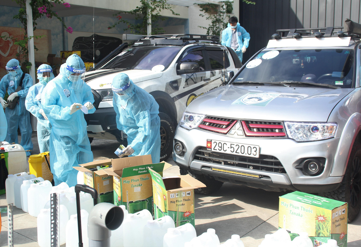 Đội xe bán tải tham gia hỗ trợ công tác phun khử khuẩn Đội xe bán tải tham gia hỗ trợ công tác phun khử khuẩn
