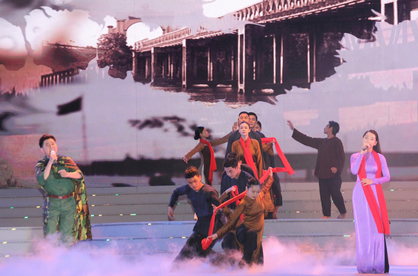 Ở phần đầu chương trình, ca sỹ Quốc Đại và Cao Công Nghĩa thể hiện màn song ca ngọt ngào với ca khúc "Câu hò bên bờ Hiền Lương"