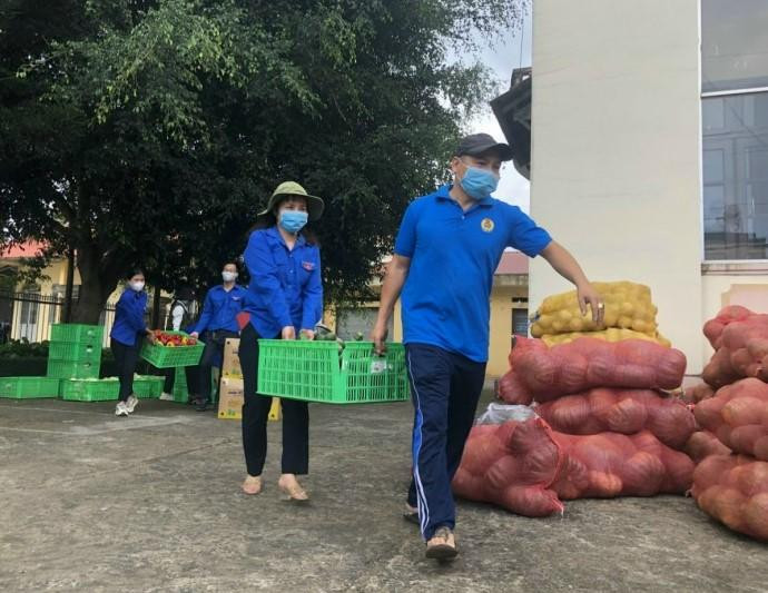 Hàng trăm tấn nông sản của bà con Lâm Đồng hiện đang được phân bổ, sẻ chia với khắp các khu vực phong tỏa, cách ly trên địa bàn TPHCM (Ảnh: Chúc Quỳnh) Hàng trăm tấn nông sản của bà con Lâm Đồng hiện đang được phân bổ, sẻ chia với khắp các khu vực phong tỏa, cách ly trên địa bàn TPHCM (Ảnh: Chúc Quỳnh)