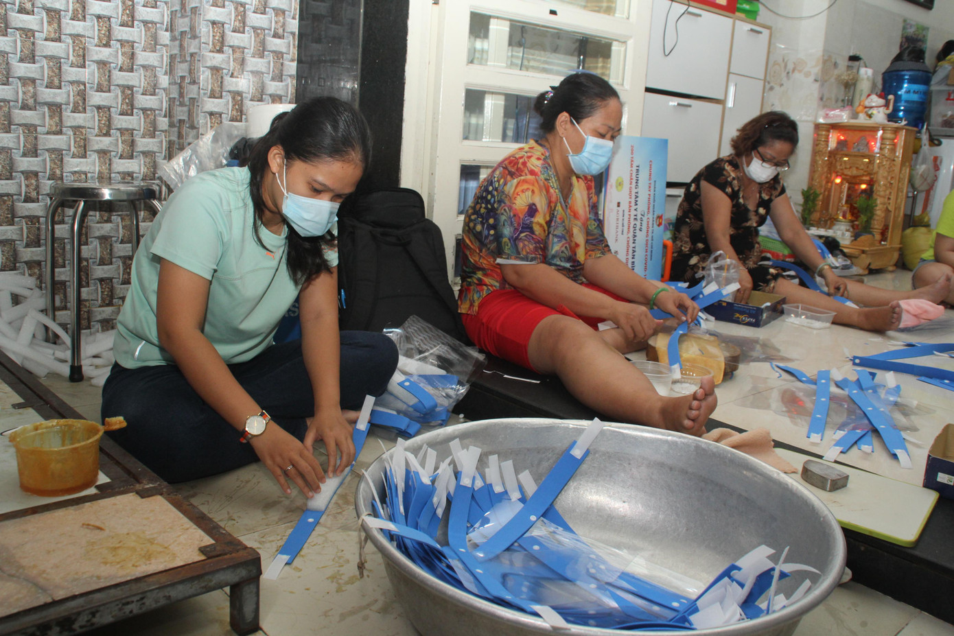 Bà Phạm Thị Thơm (53 tuổi, mẹ của chị Nguyệt Thanh) dù sức khỏe không được tốt do mắc bệnh tim, thoái hóa cột sống nhưng cũng nhiệt tình làm việc cùng mọi người trong nhà. "Ngồi làm cả ngày rất đau nhức, nhưng qua đây tôi muốn góp một phần công sức động viên đội ngũ cán bộ, nhân viên y tế đã luôn cố gắng vì xã hội, cộng đồng. Ngoài ra, tôi cũng mong cộng đồng hãy cộng tác với cơ quan chức năng, chung tay làm tốt công tác phòng chống dịch bệnh để chúng ta sớm ổn định cuộc sống.", bà Thơm bày tỏ.