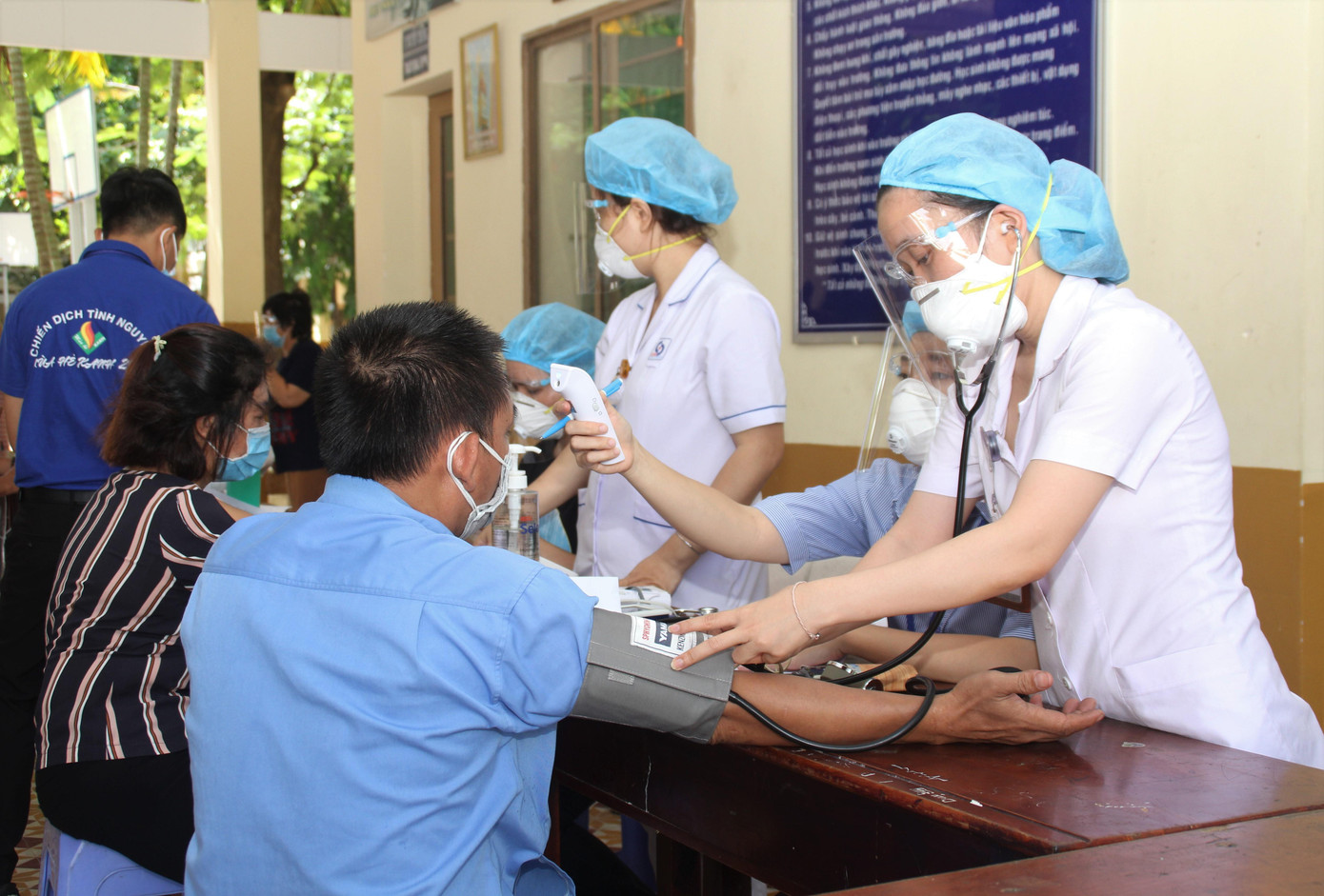 TPHCM đang triển khai chiến dịch tiêm vắc xin phòng COVID-19 lớn nhất trong lịch sử với hơn 800.000 liều, diễn ra tại gần 1.000 điểm tiêm chủng.