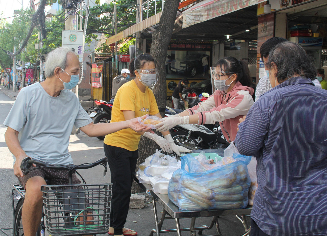 Trong khi đó, cũng với phát nguyện chia sẻ, hỗ trợ người dân trong cơn khốn khó, chùa Bảo Vân đã tặng các phần thực phẩm, đồ ăn sáng ở khu vực trước chùa. Trong khi đó, cũng với phát nguyện chia sẻ, hỗ trợ người dân trong cơn khốn khó, chùa Bảo Vân đã tặng các phần thực phẩm, đồ ăn sáng ở khu vực trước chùa.