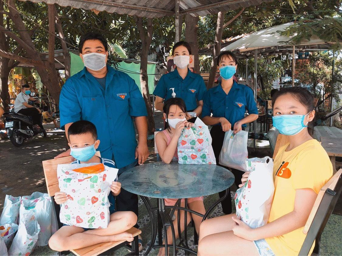Do dịch bệnh diễn biến phức tạp, các cơ sở Đoàn chủ động phân bổ, trao tặng các phần quà cho các em tại địa phương mình