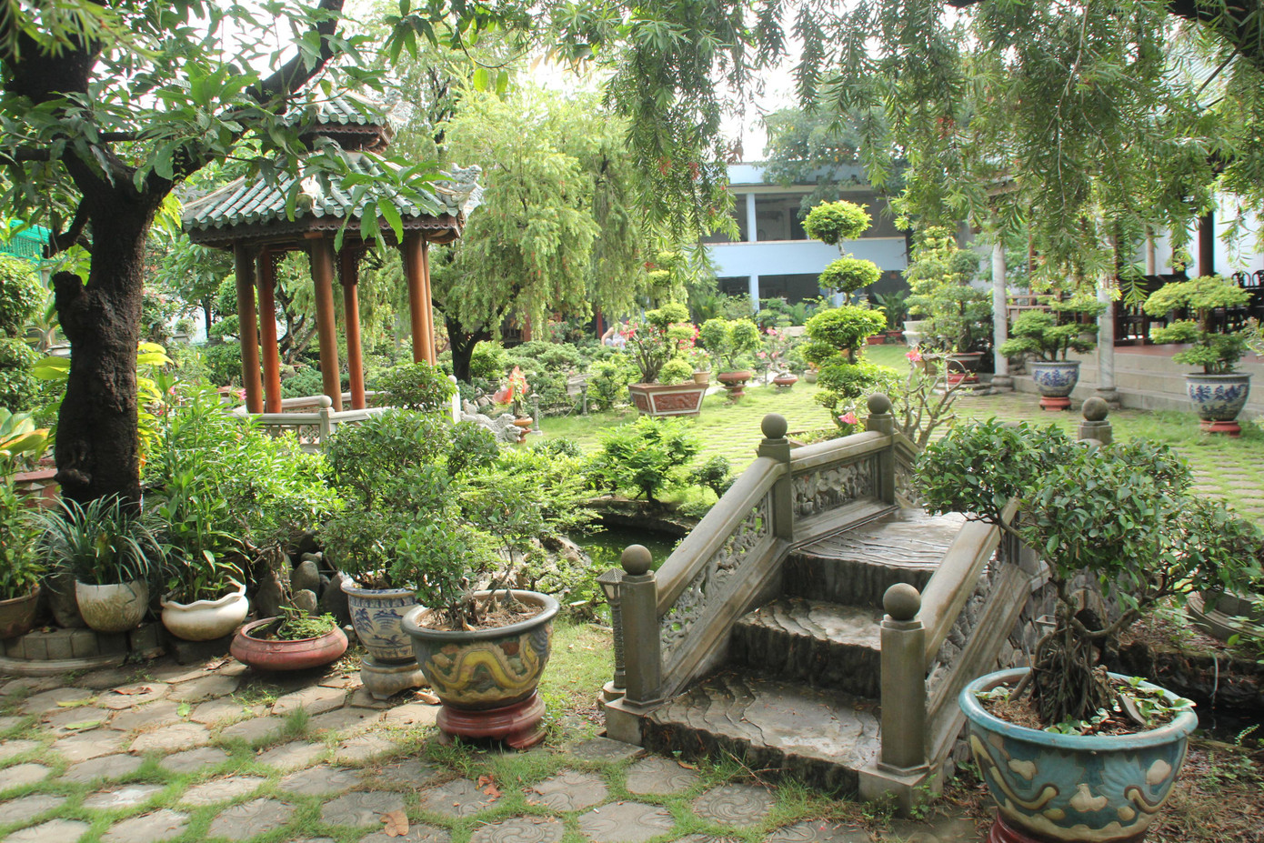 Hệ thống cây xanh, bonsai cũng được TS. Nguyễn Thanh Tùng quy hoạch trồng ngay từ những ngày đầu để đồng bộ với không gian chung của công trình. Có một số cây như phượng, bồ đề... được mang từ Huế vào, trong khi đó, cây liễu rủ có nguồn gốc từ Đà Lạt...