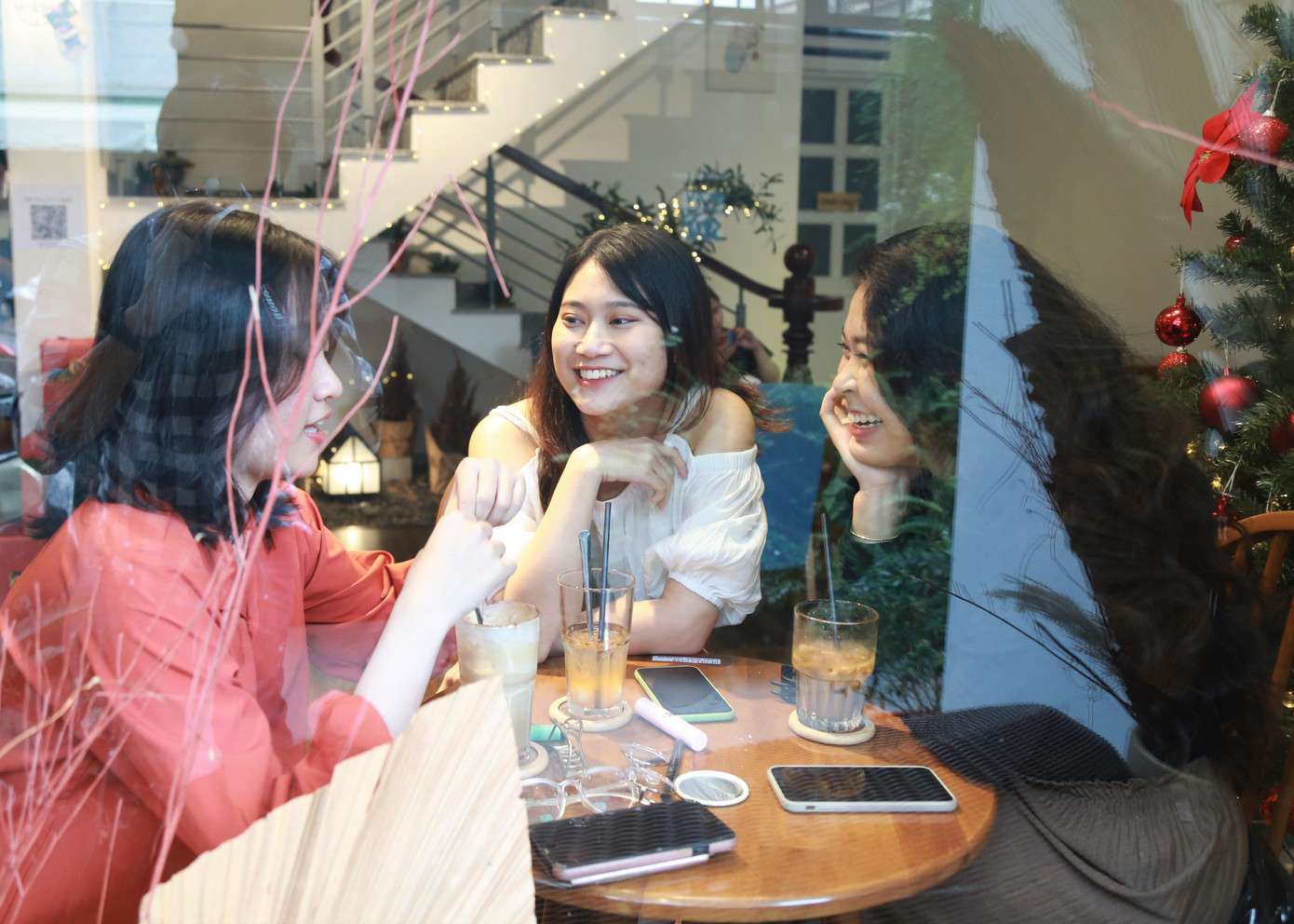 Tranh thủ ngày cuối tuần, Hạ Vy (hiện đang làm việc tại quận 1) cùng hai cô bạn thân Khánh Thy (giữa) và Thảo Nguyễn (trái) hẹn nhau đi chụp ảnh ở quán có view Giáng sinh.