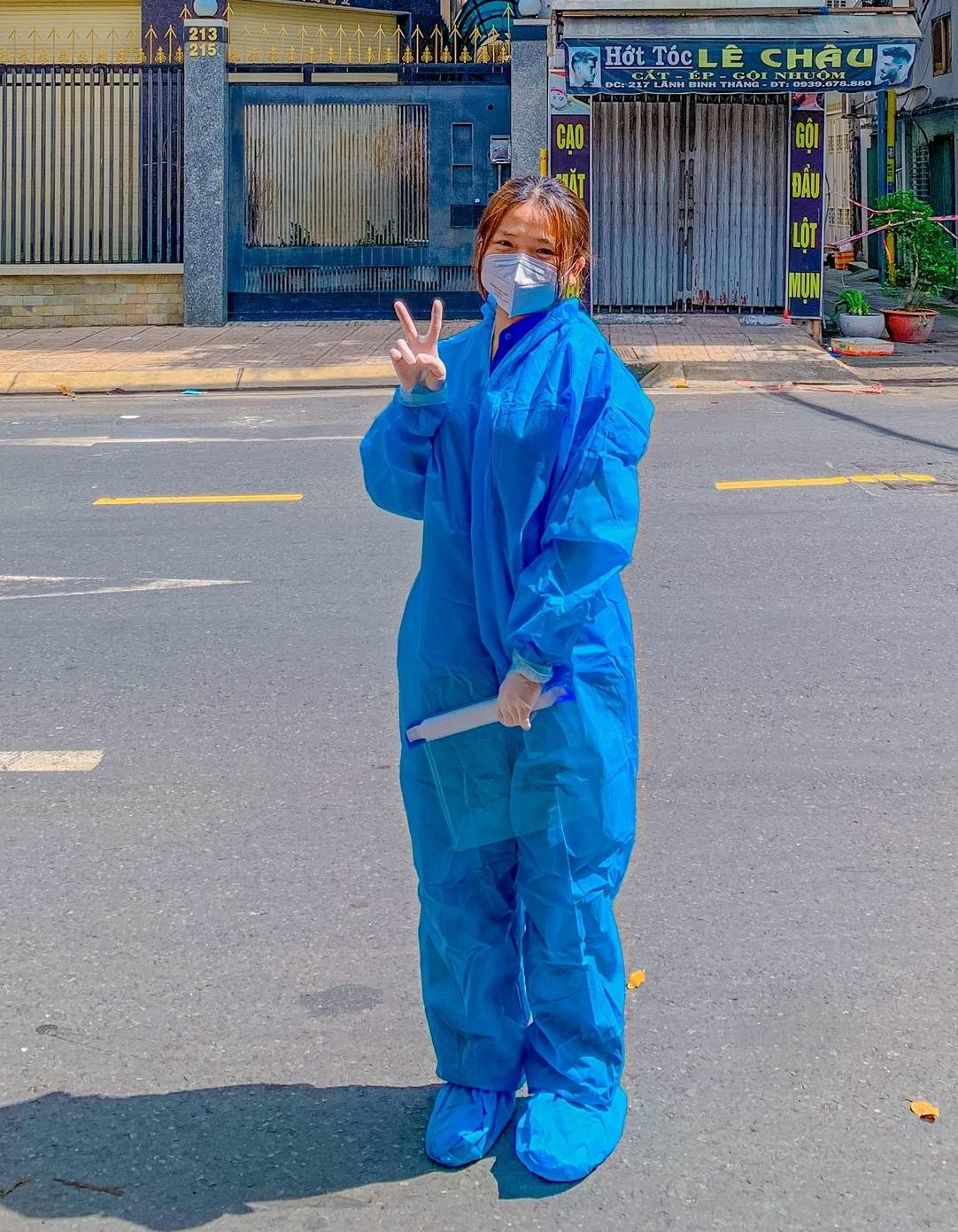 Chiến thắng COVID-19, giờ đây Cẩm Tiên đem chính hiểu biết về căn bệnh, cùng tinh thần lạc quan, nhiệt huyết của tuổi trẻ để tiếp sức người bệnh sớm vượt qua bệnh tật. Chiến thắng COVID-19, giờ đây Cẩm Tiên đem chính hiểu biết về căn bệnh, cùng tinh thần lạc quan, nhiệt huyết của tuổi trẻ để tiếp sức người bệnh sớm vượt qua bệnh tật.