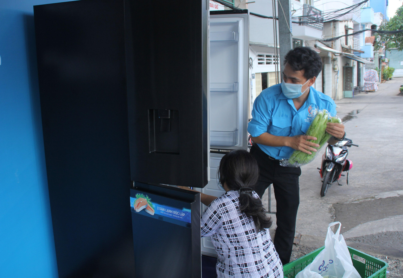 Anh Nguyễn Hoàng Lợi, Bí thư Đoàn phường 9 (quận 3) cho biết, thực phẩm trong tủ lạnh chủ yếu được chia sẻ cho các hộ dân trong khu cách ly của địa phương. Mỗi ngày, các loại lương thực này sẽ được gửi vào bên trong để người dân sử dụng. Ngoài ra, một phần sẽ gửi tặng những người đi đường. "Người dân đến nhận đều phải đảm bảo khai báo y tế, đứng giãn cách và cùng lúc chỉ có tối đa 3 người theo Chỉ thị 10 của thành phố", anh Lợi nói, đồng thời cho biết số thực phẩm mỗi ngày có giá trị khoảng 2 triệu đồng. Anh Nguyễn Hoàng Lợi, Bí thư Đoàn phường 9 (quận 3) cho biết, thực phẩm trong tủ lạnh chủ yếu được chia sẻ cho các hộ dân trong khu cách ly của địa phương. Mỗi ngày, các loại lương thực này sẽ được gửi vào bên trong để người dân sử dụng. Ngoài ra, một phần sẽ gửi tặng những người đi đường. "Người dân đến nhận đều phải đảm bảo khai báo y tế, đứng giãn cách và cùng lúc chỉ có tối đa 3 người theo Chỉ thị 10 của thành phố", anh Lợi nói, đồng thời cho biết số thực phẩm mỗi ngày có giá trị khoảng 2 triệu đồng.