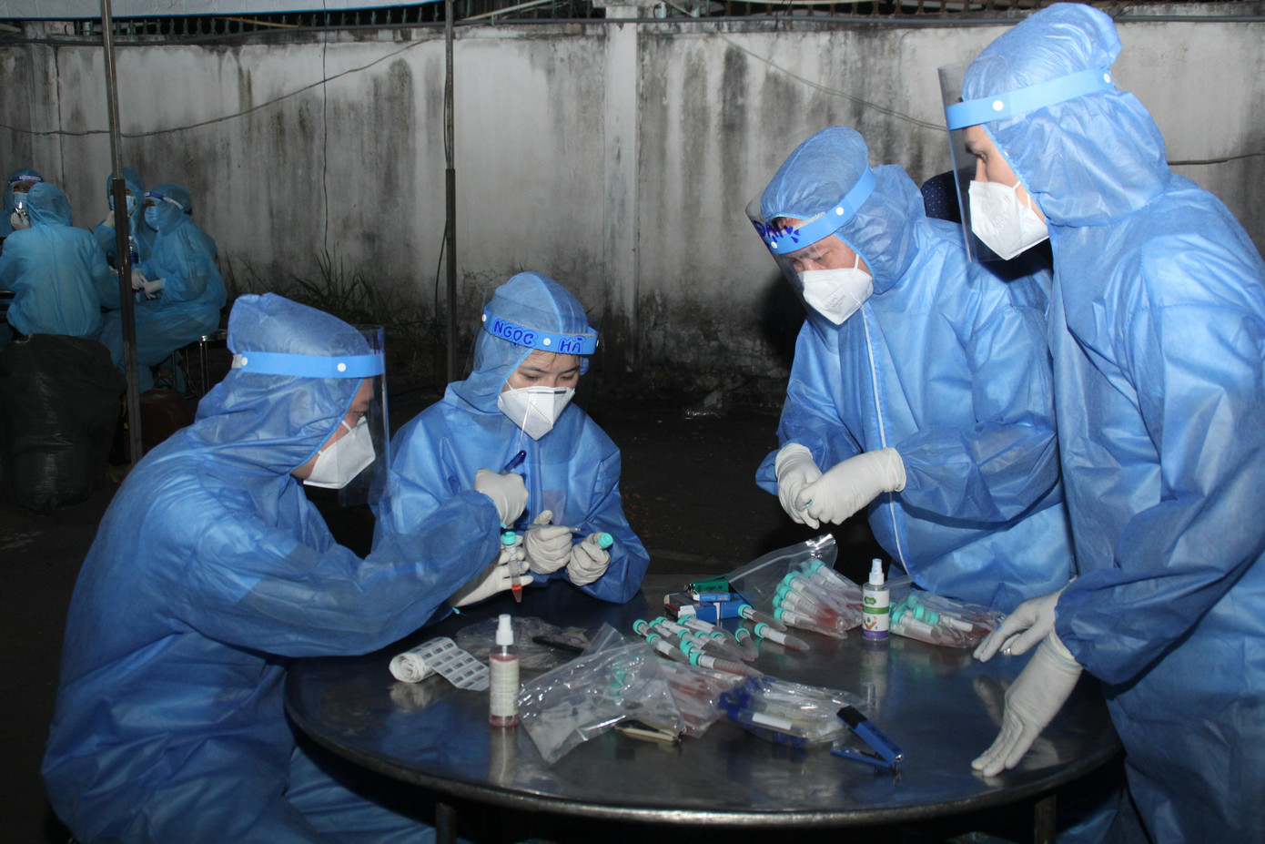 Cô và đồng đội đã sát cánh những hoạt động chống dịch suốt một tháng qua Cô và đồng đội đã sát cánh những hoạt động chống dịch suốt một tháng qua