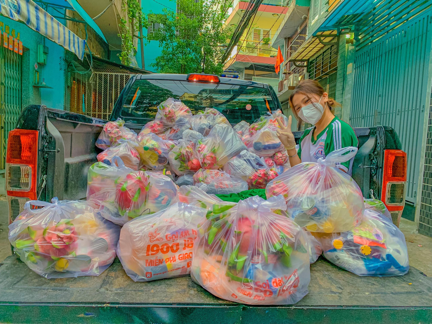 Cô nàng nhỏ nhắn luôn đồng hành với niềm vui của bà con bằng những phần quà mà cô "bán" với giá "một nụ cười". Cô nàng nhỏ nhắn luôn đồng hành với niềm vui của bà con bằng những phần quà mà cô "bán" với giá "một nụ cười".