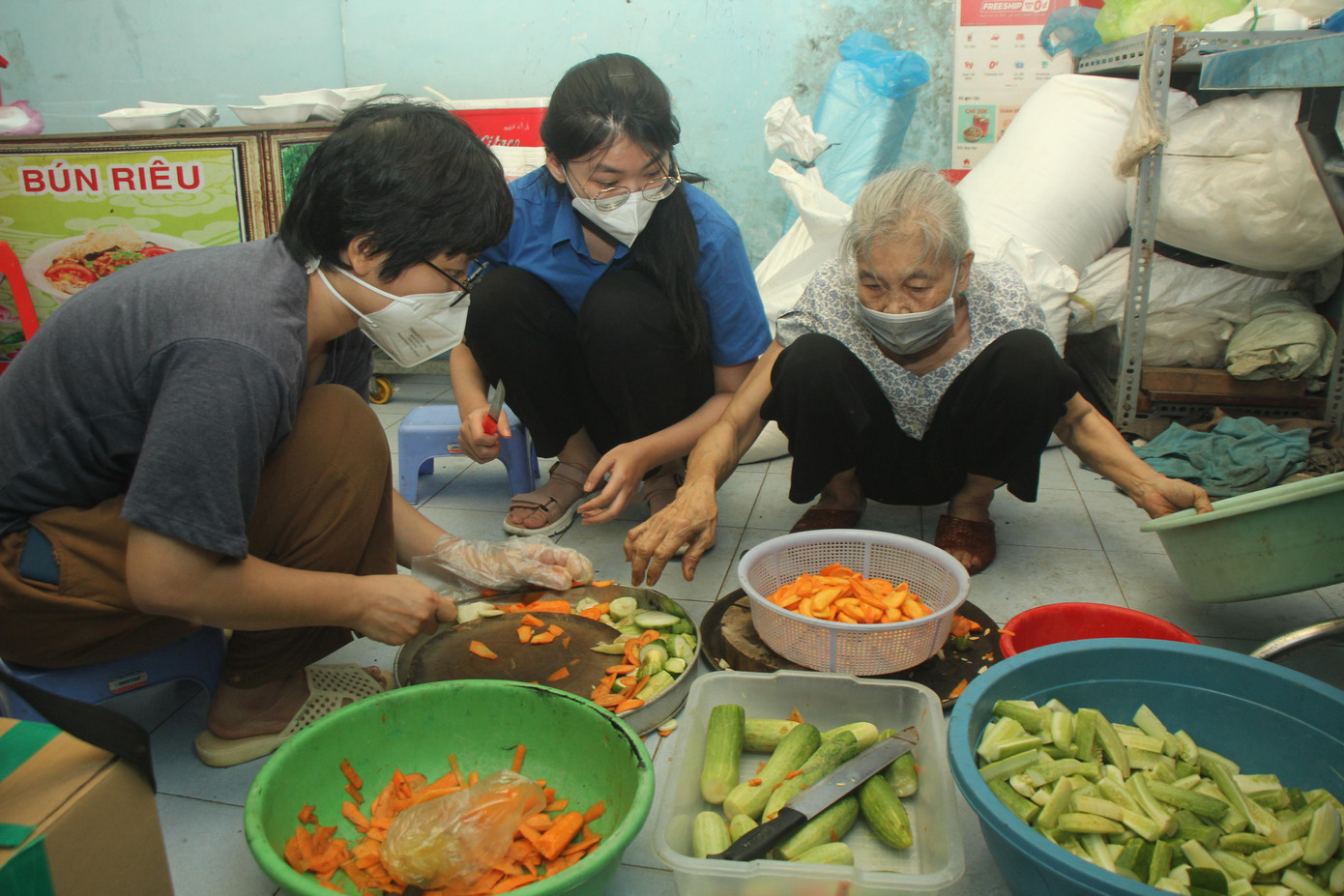 Các bạn trẻ biết đến bếp ăn nghĩa tình của ông bà nên đã tình nguyện đến hỗ trợ. - Ảnh: Ngô Tùng Các bạn trẻ biết đến bếp ăn nghĩa tình của ông bà nên đã tình nguyện đến hỗ trợ. - Ảnh: Ngô Tùng