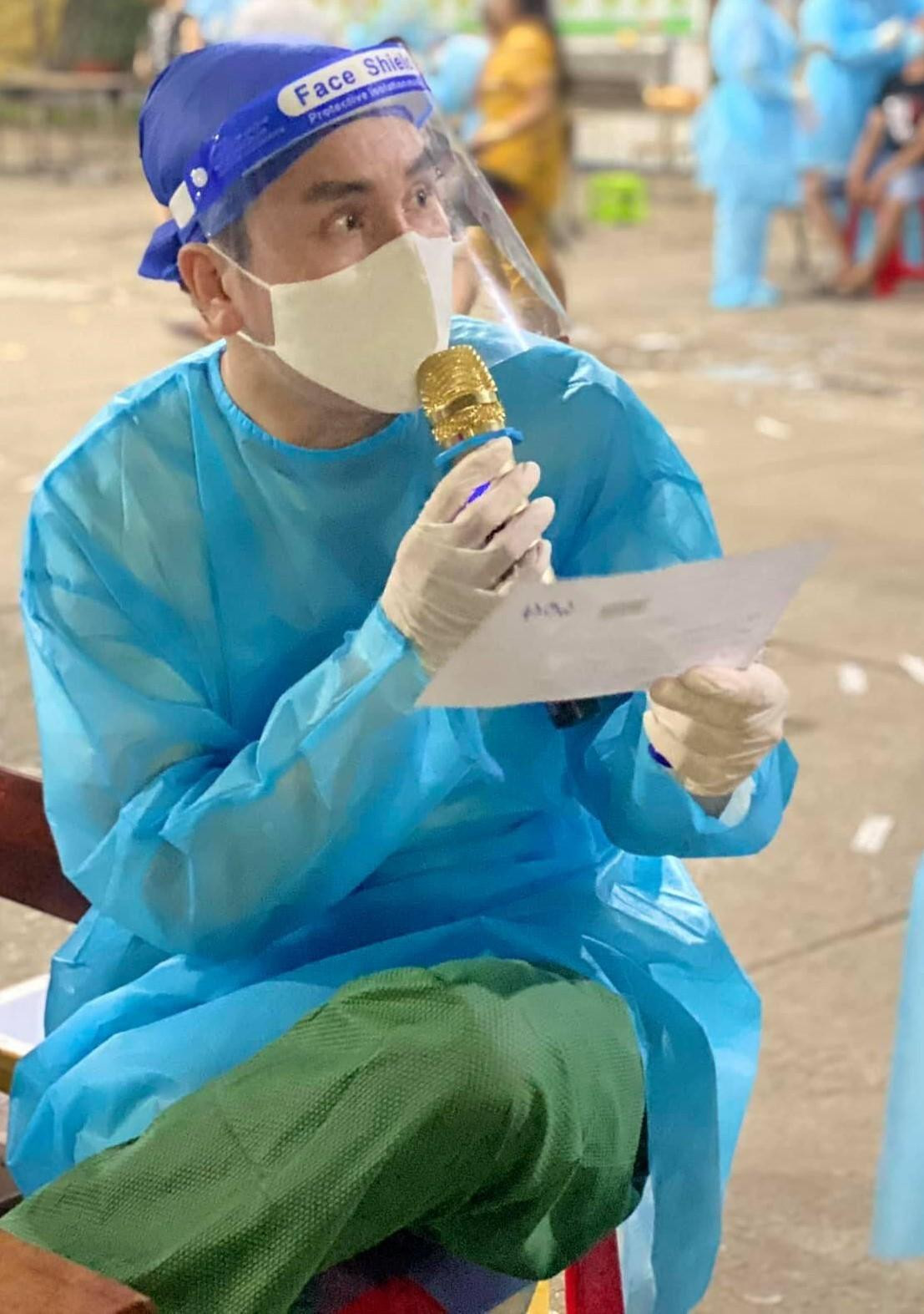 Diễn viên Hoàng Phi Kha nhiều đêm liền tham gia hỗ trợ các lực lượng chức năng tại các điểm lấy mẫu Diễn viên Hoàng Phi Kha nhiều đêm liền tham gia hỗ trợ các lực lượng chức năng tại các điểm lấy mẫu