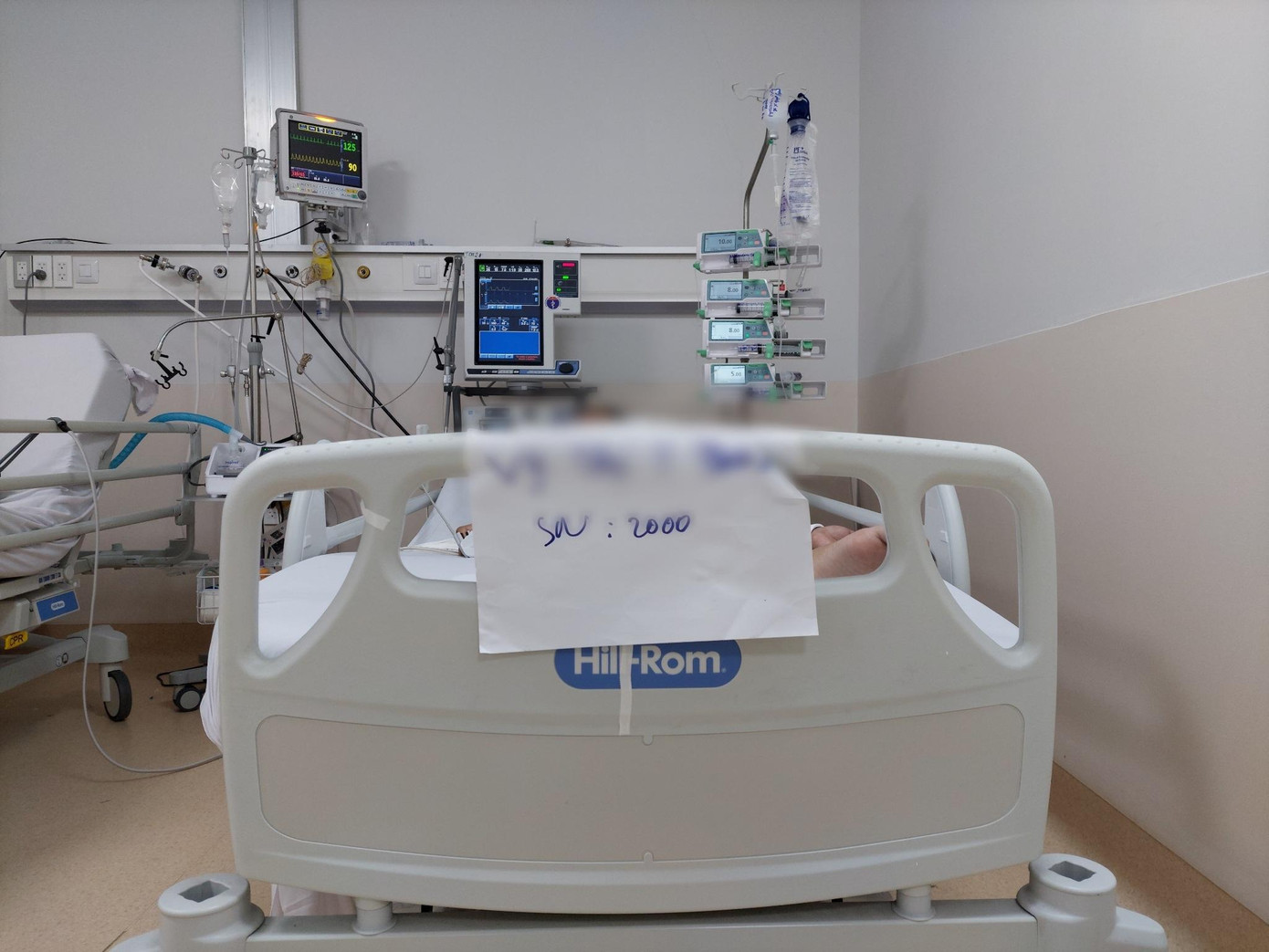 Còn bệnh nhân này là thai phụ 27 tuần nhưng chưa tiêm vắc xin vì gia đình không đồng ý cho tiêm. Thai phụ này nhập viện trong tình trạng rất nặng đến nay đã được 1 tuần. Còn bệnh nhân này là thai phụ 27 tuần nhưng chưa tiêm vắc xin vì gia đình không đồng ý cho tiêm. Thai phụ này nhập viện trong tình trạng rất nặng đến nay đã được 1 tuần.