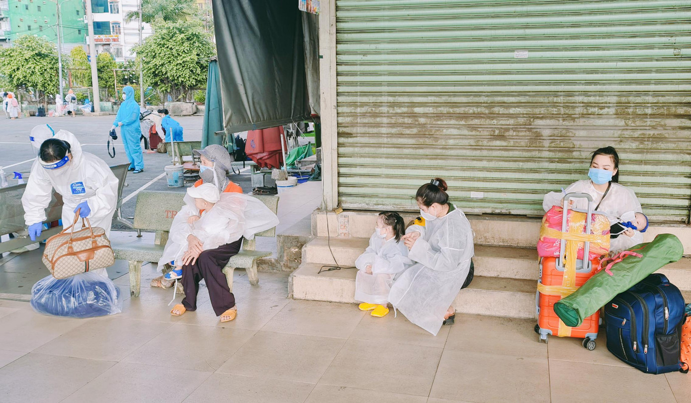 Cũng trong ngày 10/8, tại Bến xe Miền Đông, gần 600 người dân Phú Yên được cơ quan chức năng tỉnh và TPHCM đưa về quê tránh dịch. Người dân được tạo điều kiện về quê là người cao tuổi, các bạn sinh viên, người lao động có hoàn cảnh khó khăn.