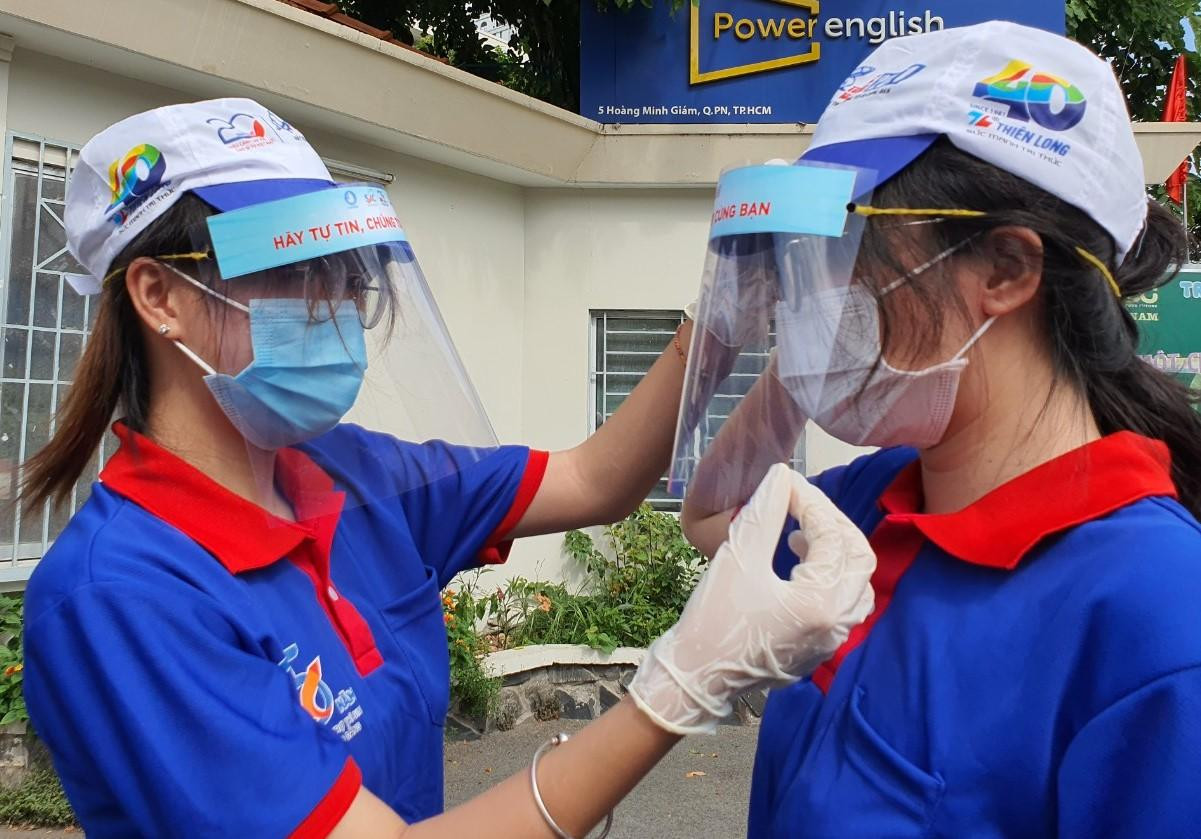 Trong suốt quá trình đồng hành cùng sĩ tử, các tình nguyện viên nhắc nhở nhau giữ an toàn cho chính bản thân và cộng đồng. Mỗi bạn luôn đeo khẩu trang, bao tay và đội kính chắn cẩn thận.