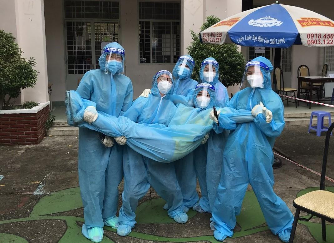 Phút thư giãn của Nhật Lệ và các tình nguyện viên. Niềm vui của cô gái 9x Bình Thuận những ngày này chính là giúp bà con ổn định sức khỏe trở lại (Ảnh: NVCC) Phút thư giãn của Nhật Lệ và các tình nguyện viên. Niềm vui của cô gái 9x Bình Thuận những ngày này chính là giúp bà con ổn định sức khỏe trở lại (Ảnh: NVCC)