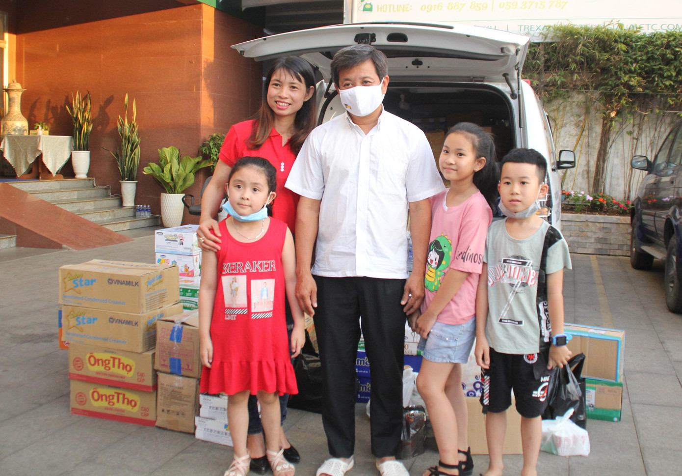 Ông Hải chụp ảnh lưu niệm cùng người hâm mộ. Ai nấy đều bày tỏ sự khâm phục trước nghĩa cử, việc làm giúp người giúp đời của ông Hải.