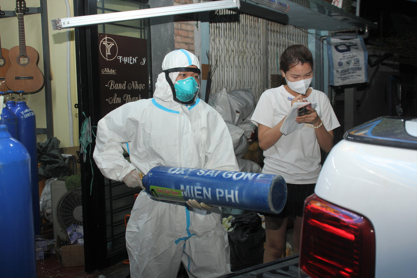 Những bình oxy nghĩa tình đã kịp thời tiếp thêm sự sống cho nhiều bệnh nhân ở Sài Gòn một tháng qua. Những bình oxy nghĩa tình đã kịp thời tiếp thêm sự sống cho nhiều bệnh nhân ở Sài Gòn một tháng qua.