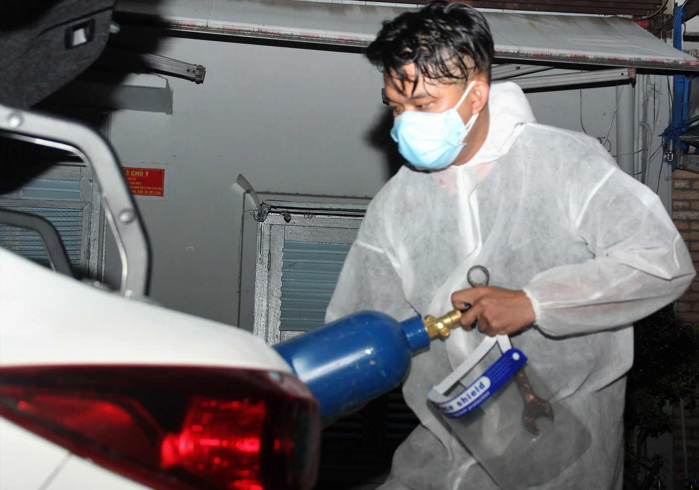 Sau khi tiếp nhận "đơn" (cách anh em trong đội quy ước) là các ca bệnh cần cấp cứu, các thành viên nhanh chóng mang bình oxy đi tiếp ứng. Thành viên nào đang trên đường ở gần khu vực người bệnh thì có thể chạy đến ngay và xác nhận với nhóm để tránh trùng lắp. Sau khi tiếp nhận "đơn" (cách anh em trong đội quy ước) là các ca bệnh cần cấp cứu, các thành viên nhanh chóng mang bình oxy đi tiếp ứng. Thành viên nào đang trên đường ở gần khu vực người bệnh thì có thể chạy đến ngay và xác nhận với nhóm để tránh trùng lắp.