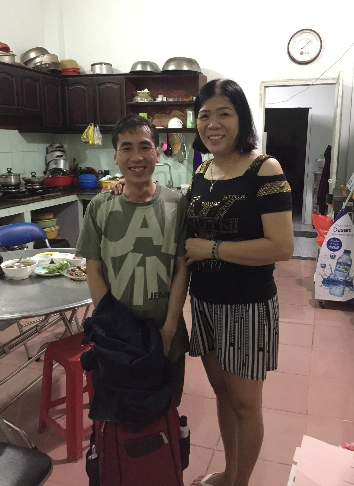 Anh Điệp hội ngộ mẹ anh Kiệt. Mấy ngày trước, mẹ và em gái anh Kiệt cũng gửi tặng một số tiền nhỏ để anh Điệp trang trải lúc ngoài đường (Ảnh: NVCC) Anh Điệp hội ngộ mẹ anh Kiệt. Mấy ngày trước, mẹ và em gái anh Kiệt cũng gửi tặng một số tiền nhỏ để anh Điệp trang trải lúc ngoài đường (Ảnh: NVCC)