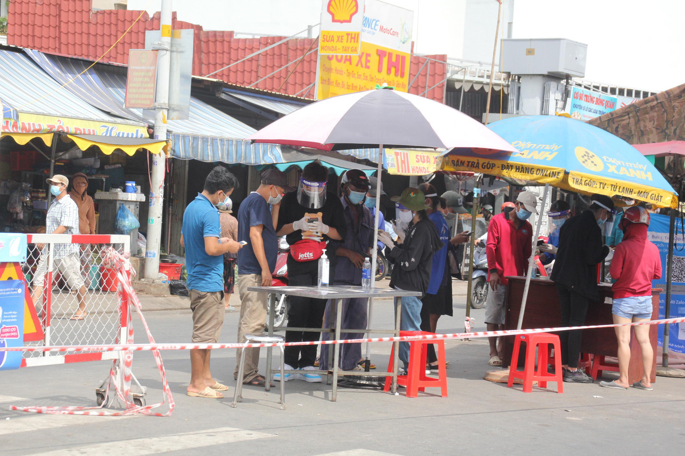 Thăm và tặng quà tại chốt kiểm soát cầu Trường Đai (quận Gò Vấp)