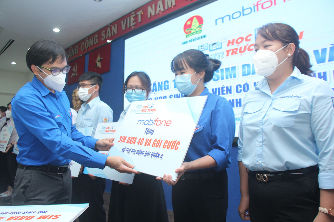 Với mỗi bộ sim 4G và gói cước, các bạn HSSV còn có thêm tài khoản học tiếng Anh và tài khoản ôn luyện kiến thức phổ thông - Ảnh: Ngô Tùng