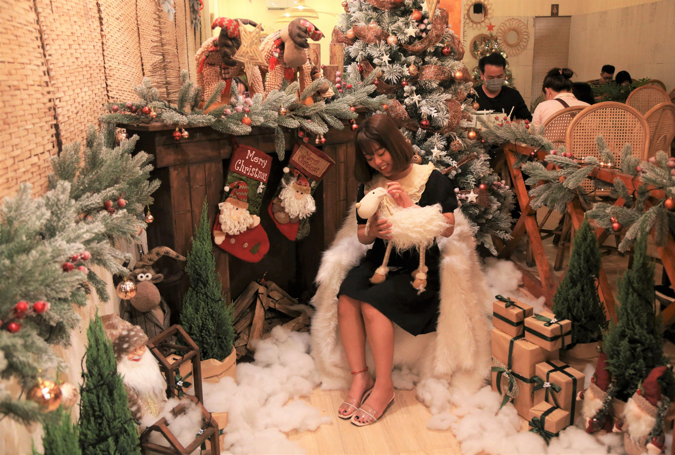 Bạn trẻ đón Noel sớm tại quán cà phê, có những bức ảnh cực &quot;chill&quot;.