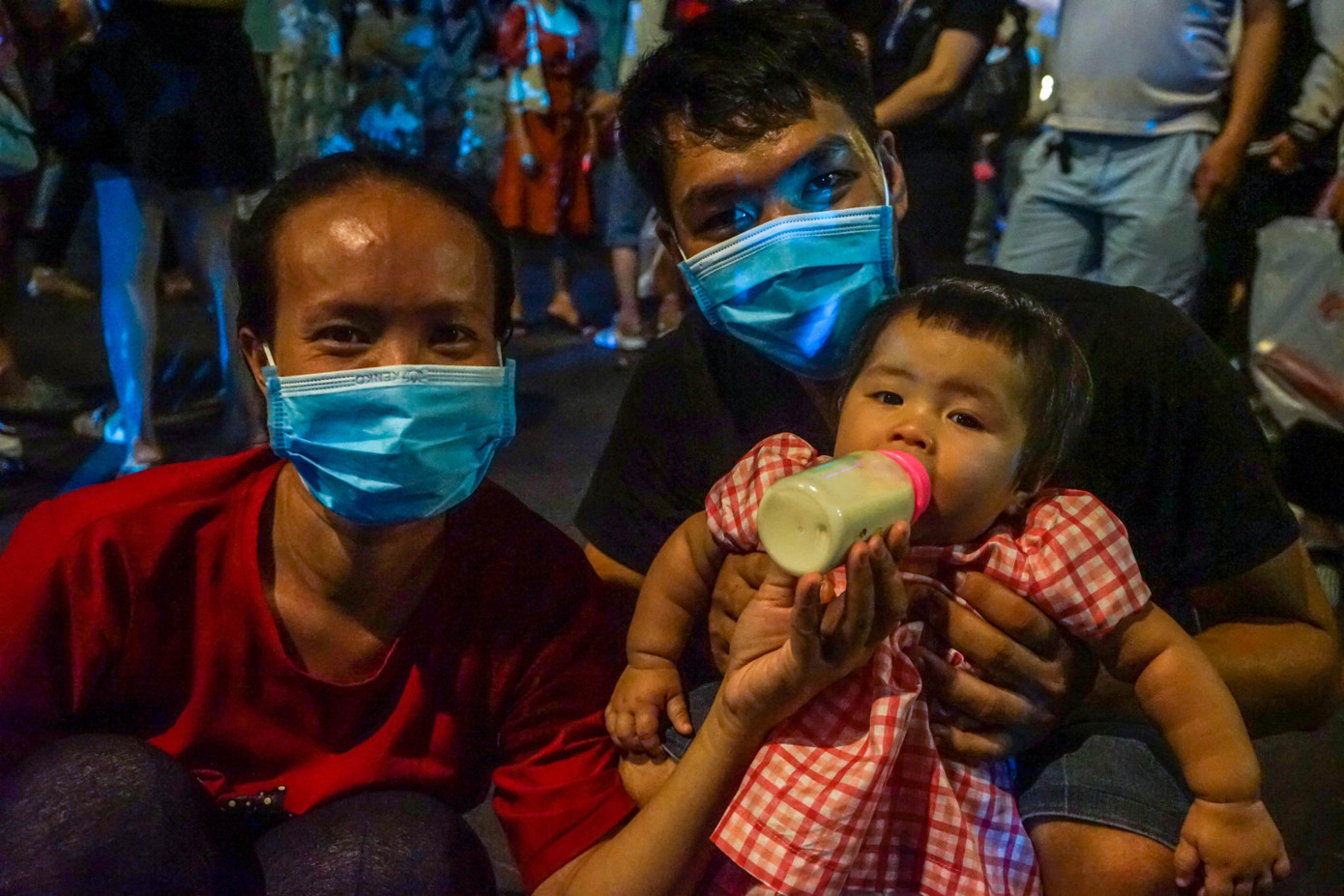 Một gia đình vượt hàng chục km từ huyện Bình Chánh để có mặt ở phố đi bộ lúc 17h và chờ đón thời khắc chuyển giao năm cũ 2021 - năm mới 2022.