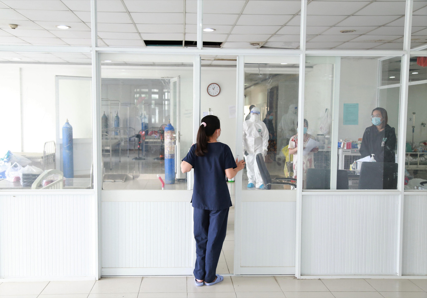 Lực lượng y tế tại Bệnh viện dã chiến số 3 đang được bổ sung phòng tình huống quá tải. Lực lượng y tế tại Bệnh viện dã chiến số 3 đang được bổ sung phòng tình huống quá tải.