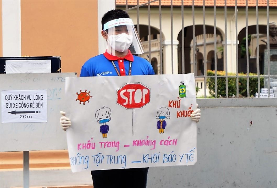 Các bạn cũng tạo nên các sản phẩm tuyên truyền tại các điểm thi để mọi người cùng lưu ý và chấp hành.