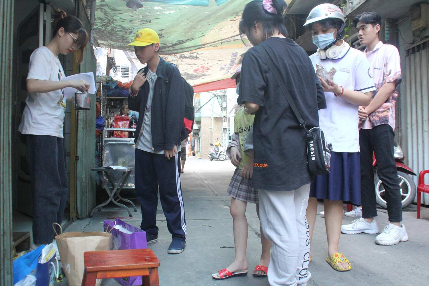 Bạn trẻ mang pin đã qua sử dụng đến Nhà nhiều Lá để đổi lấy cây xanh