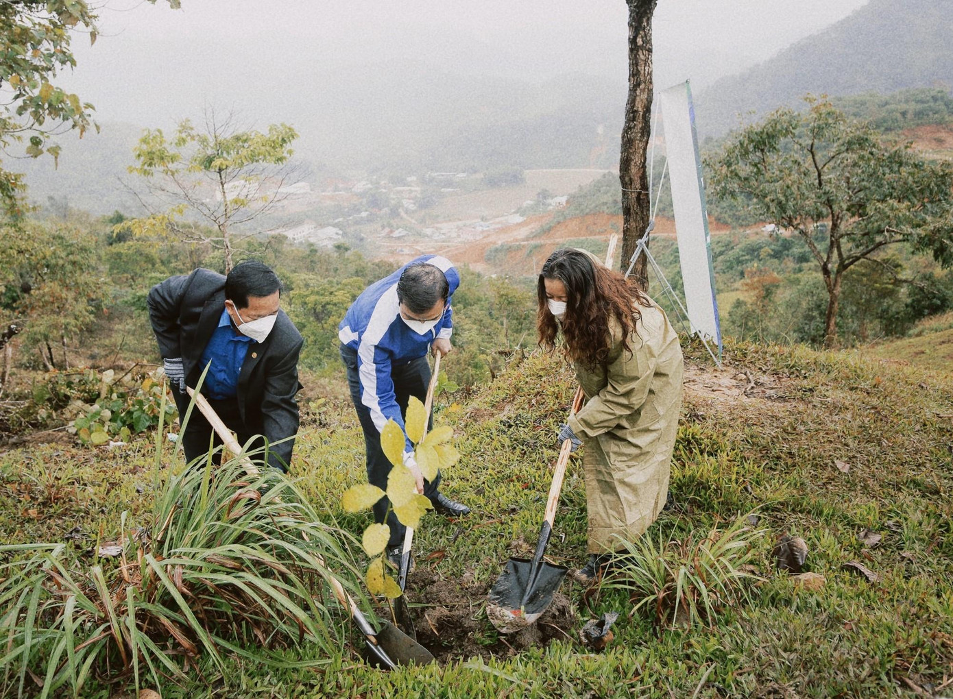 Anh Bùi Quang Huy (giữa) cùng các đại biểu tham gia trồng rừng tại huyện Tây Giang. Anh Bùi Quang Huy (giữa) cùng các đại biểu tham gia trồng rừng tại huyện Tây Giang.