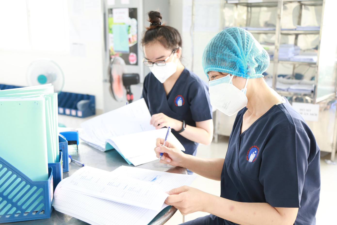 Đội ngũ y tế Bệnh viện dã chiến số 3 đang nỗ lực hỗ trợ các ca mắc mới và bệnh nặng. Đội ngũ y tế Bệnh viện dã chiến số 3 đang nỗ lực hỗ trợ các ca mắc mới và bệnh nặng.