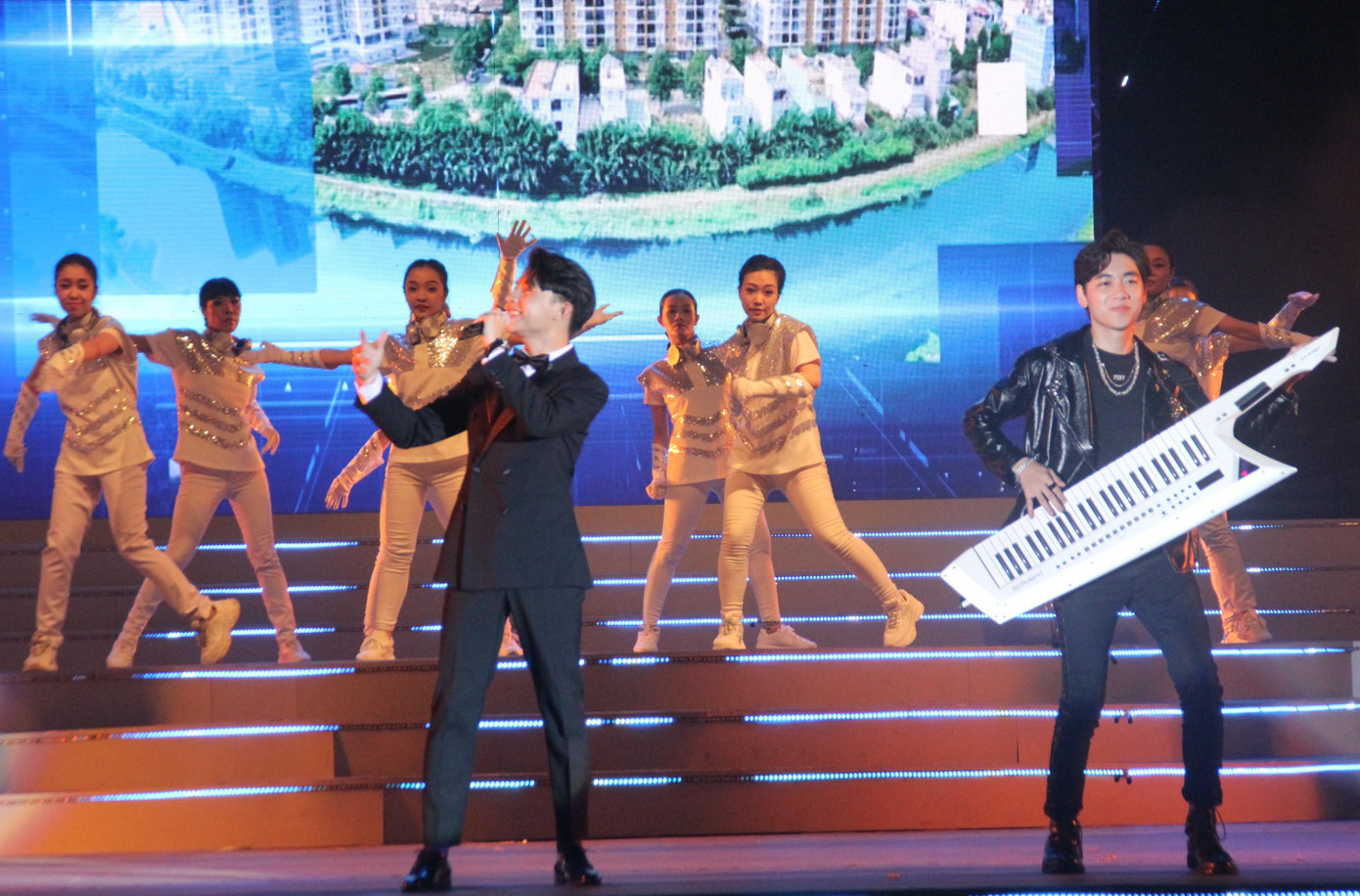 K-ICM xuất hiện cùng với chiếc đàn quen thuộc trên sân khấu.