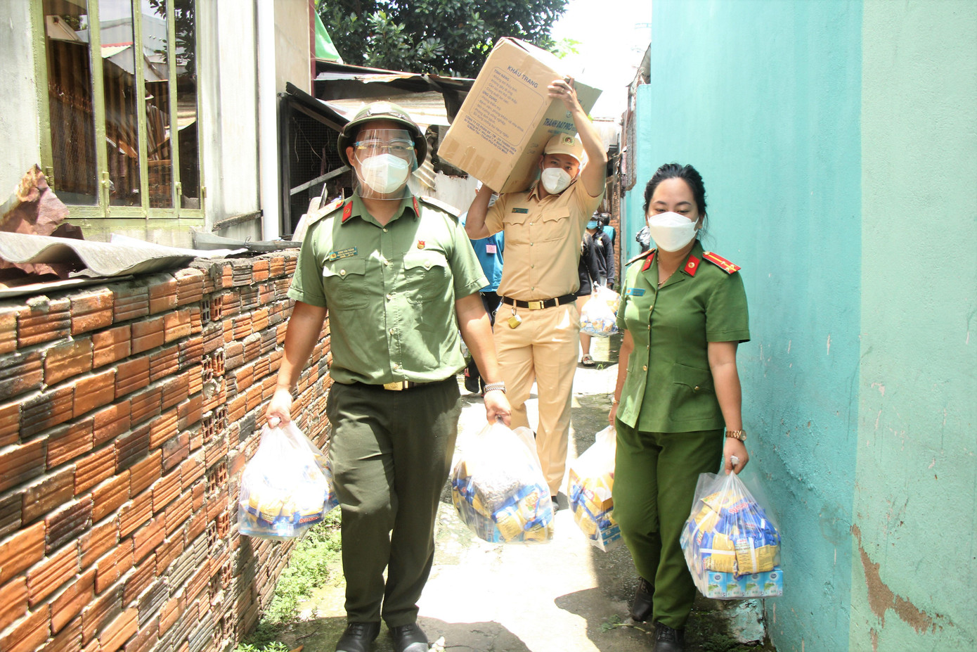 Cán bộ, chiến sỹ Công an TPHCM mang nhu yếu phẩm đến tặng ở một số khu dân cư có các trẻ mồ côi, khuyết tật. Cán bộ, chiến sỹ Công an TPHCM mang nhu yếu phẩm đến tặng ở một số khu dân cư có các trẻ mồ côi, khuyết tật.